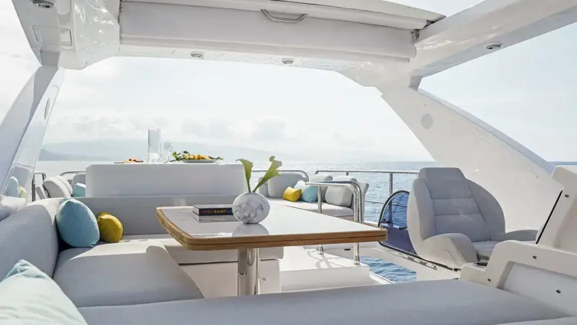 Azimut 50 Amenities